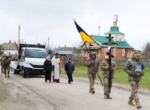 На Лебединщині попрощалися із загиблим десантником Іллею Третяченком фото