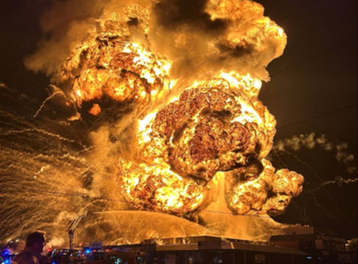 У промзоні Сіднея спалахнула масштабна пожежа з вибухом хімічного резервуара фото