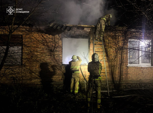 Вночі на Роменщині рятувальники ліквідували пожежу в житловому будинку фото