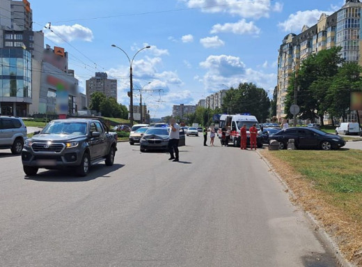 У Сумах на проспекті Лушпи сталася ДТП за участю трьох авто: постраждала 2-річна дитина фото