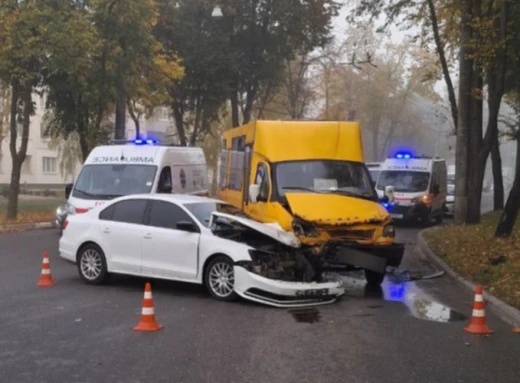 У Сумах легковик врізався в маршрутку: постраждали п’ять пасажирів фото