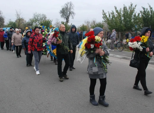 Шосткинці попрощалися із захисником Віктором Пінчуком фото