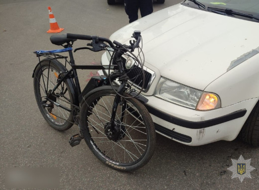 У Конотопі водій автомобіля скоїв наїзд на велосипедиста фото