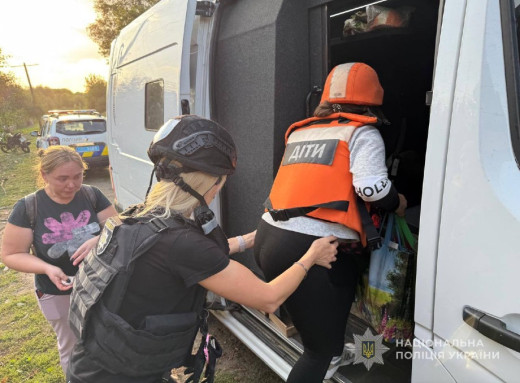 Поліція евакуювала матір з дітьми з-під обстрілів на Сумщині фото Поліція евакуювала матір з дітьми з-під обстрілів на Сумщині фото