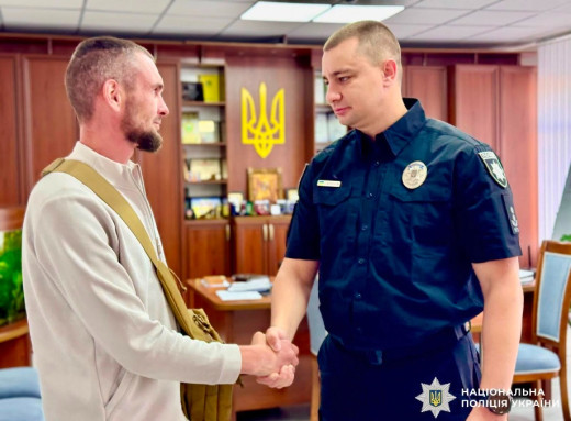 Не піддався на провокацію ворога: правоохоронці Київщини нагородили чоловіка фото