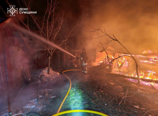 На Шосткинщині та Краснопільщині через удари російських дронів горіли житлові будинки фото