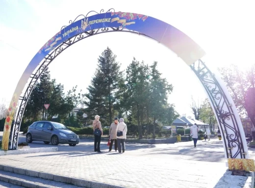 В Охтирці вандали пошкодили патріотичну арку фото