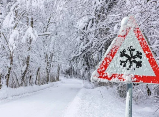 Увага, водії: на основних трасах Сумщини обмежили рух вантажівок через негоду фото