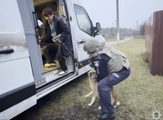 Поліція евакуювала родину із 20-річним сином-інвалідом, яка жила у 5-кілометровій прикордонній зоні фото