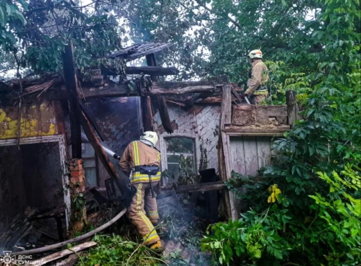 У Ромнах ліквідували пожежу в занедбаній дерев'яній хаті фото