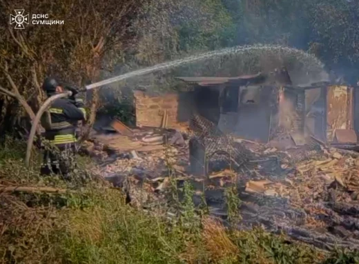 У Сумському районі рятувальники ліквідували пожежу, спричинену ворожим обстрілом фото