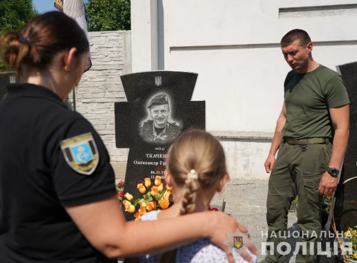 На Сумщині поліцейські вшанували пам'ять загиблого колеги Олександра Ткаченка фото