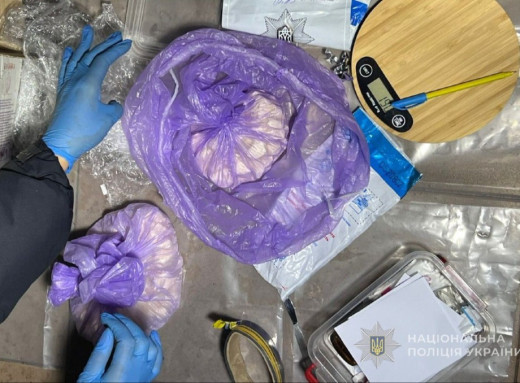 Поліція Сум затримала 23-річного наркозакладника з товаром на 600 тис. грн фото Поліція Сум затримала 23-річного наркозакладника з товаром на 600 тис. грн фото