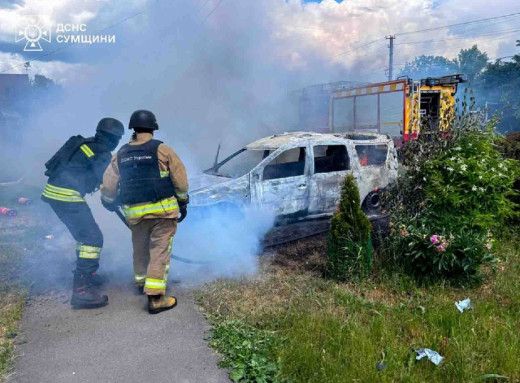 У Білопіллі через удар російського дрона загорілася машина фото