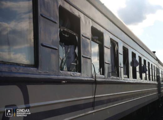 Ворожі безпілотники атакували залізничний вокзал у Сумах фото