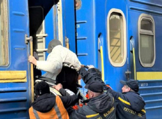 Евакуаційні рейси з Сум до Ужгорода продовжено до кінця вересня фото Евакуаційні рейси з Сум до Ужгорода продовжено до кінця вересня фото