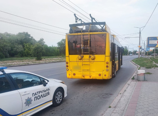 У Сумах тролейбус збив пішохода: чоловік у лікарні фото У Сумах тролейбус збив пішохода: чоловік у лікарні фото