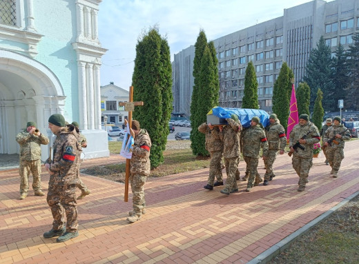 У Сумах провели в останню путь захисників Дмитра Шипунова та Артема Козарізова фото