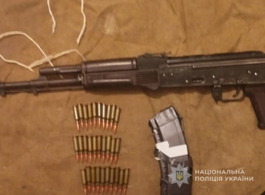 У Сумах судитимуть чоловіка за незаконне зберігання автомата та набоїв фото