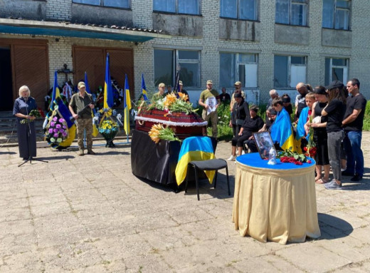 Ямпільщина попрощалася із захисником Володимиром Артьоменком, загиблим на Сумщині фото Ямпільщина попрощалася із захисником Володимиром Артьоменком, загиблим на Сумщині фото