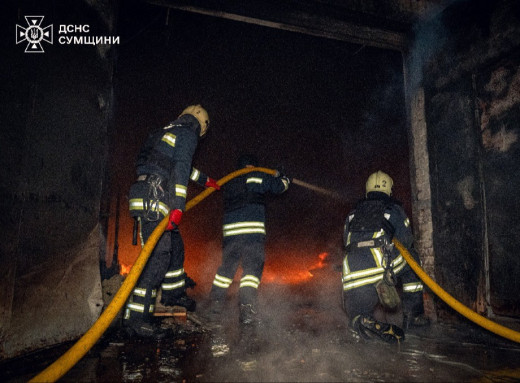 Рятувальники показали, як гасили пожежу після атаки "шахеда" у Сумах фото