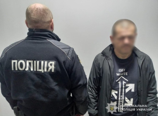 На Роменщині поліцейські оперативно затримали чоловіка за пограбування літнього односельця фото