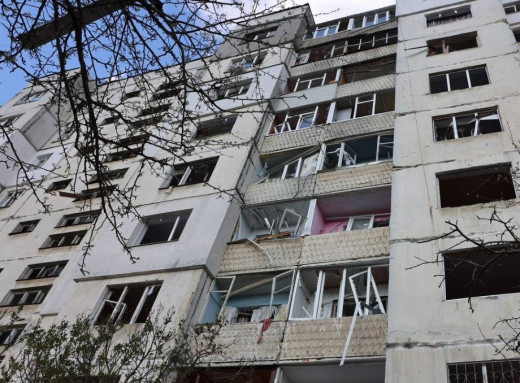 Нічна атака БпЛА на Суми: 15 постраждалих, понад тисяча вибитих вікон і пошкоджені лікарня та школи фото