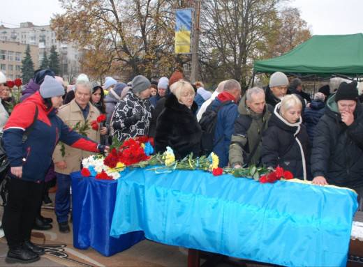 Шосткинці попрощалися із захисником Артемом Баранчуком фото