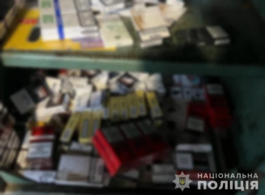У Конотопі у базарниці знайшли контрафактні цигарки фото