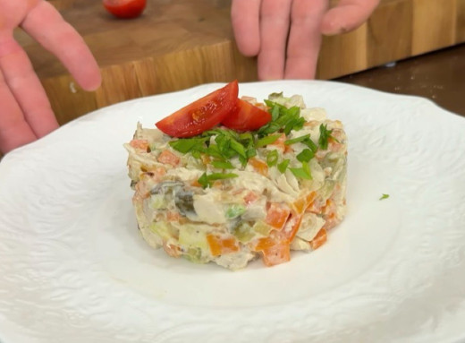 Корисна альтернатива на Різдво: рецепт легкого салату з куркою та авокадо без майонезу фото