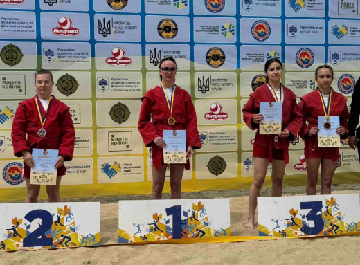 Сумські самбістки вибороли медалі на чемпіонаті України з пляжного самбо фото