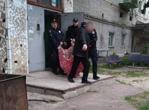 Шосткинські поліцейські оперативно доставили до лікарні чоловіка з відмовленими ногами фото Шосткинські поліцейські оперативно доставили до лікарні чоловіка з відмовленими ногами фото