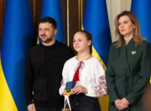 Володимир Зеленський вручив відзнаку «Майбутнє України» юній сум’янці, яка рятувала родину з-під завалів фото