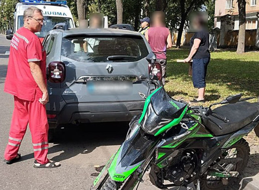 У Сумах мотоцикліст врізався у припаркований автомобіль фото