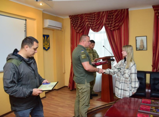 Ордени та медалі посмертно: на Сумщині родинам 29 загиблих прикордонників вручили державні нагороди фото