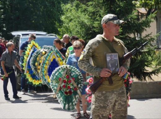 В Охтирці попрощалися із захисником Дмитром Лискою фото