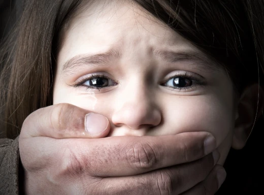 На Сумщині батьку, який систематично ґвалтував доньок, загрожує довічне ув’язнення фото