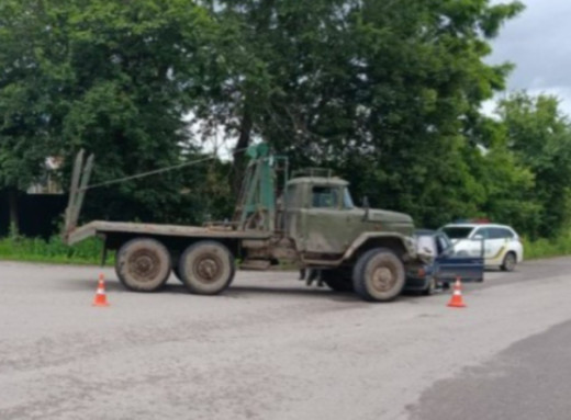Аварія в Шостці: вантажівка зіткнулася з легковиком, є постраждалі фото Аварія в Шостці: вантажівка зіткнулася з легковиком, є постраждалі фото
