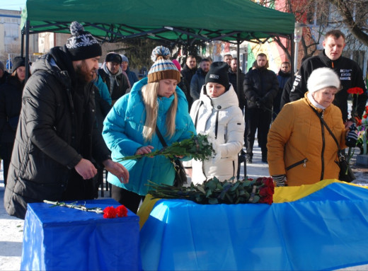 Шосткинці попрощалися із захисником Михайлом Іващенком фото