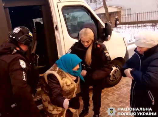 Евакуація з-під обстрілів: поліцейські вивезли літню жінку з прикордоння Білопільської громади фото
