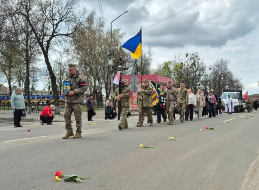 Лебединська громада попрощалася із захисником Володимиром Козієм фото