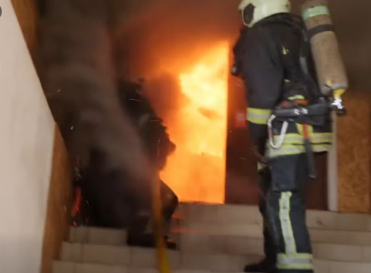 Масштабне займання у Сумах: пожежники врятували від знищення супермаркет фото