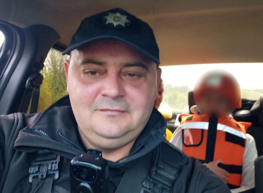 З Шалигиного поліцейський евакуював останню дитину з-під щоденних обстрілів фото З Шалигиного поліцейський евакуював останню дитину з-під щоденних обстрілів фото
