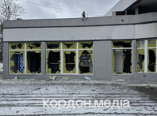 Двоє людей постраждали внаслідок удару по АЗС у Сумах фото