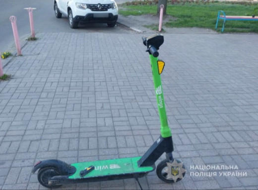 У Сумах автівка збила двох 11-річних дівчат на електросамокаті фото У Сумах автівка збила двох 11-річних дівчат на електросамокаті фото