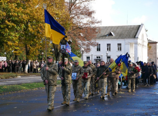 У Ромнах попрощалися з Сергієм Карпенком, який загинув три роки тому фото У Ромнах попрощалися з Сергієм Карпенком, який загинув три роки тому фото
