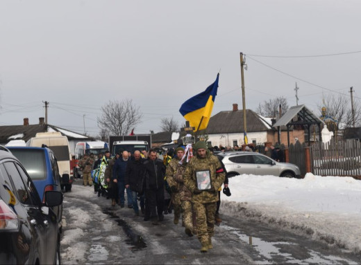 На Лебединщині провели в останню путь воїна, який повернувся з-за кордону захищати Україну фото