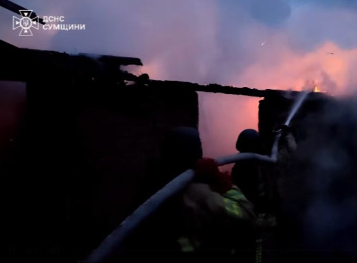 Ворожий удар по Буринській громаді: пожежа у житловому секторі, є травмована фото