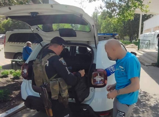 Поліцейські евакуювали з прикордоння Краснопільщини 63-річного чоловіка фото