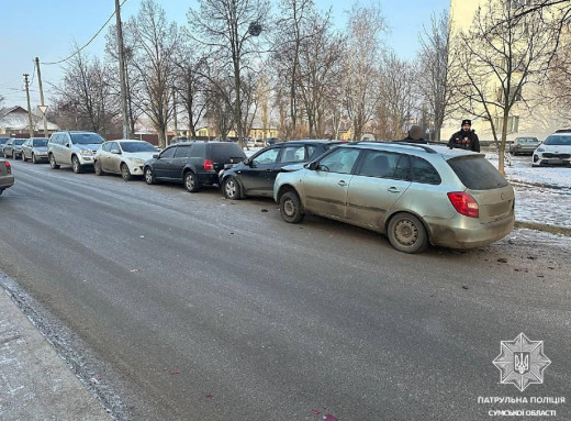 У Сумах біля лікарні сталася ДТП з участю трьох автомобілів фото